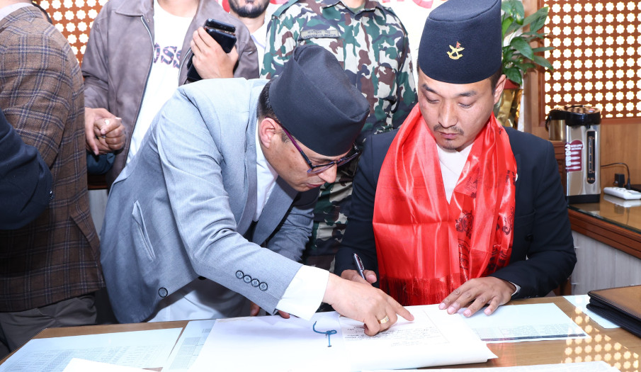 नवनियुक्त माननीय गृहमन्त्री सुधन गुरुङज्यू पदभार ग्रहण गर्नुहुँदै । (२०८२/१२/१३ गते)